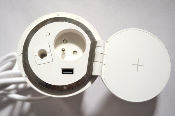 Zapustená lišta IN 553009, zásuvka, Qi nabíjanie, USB