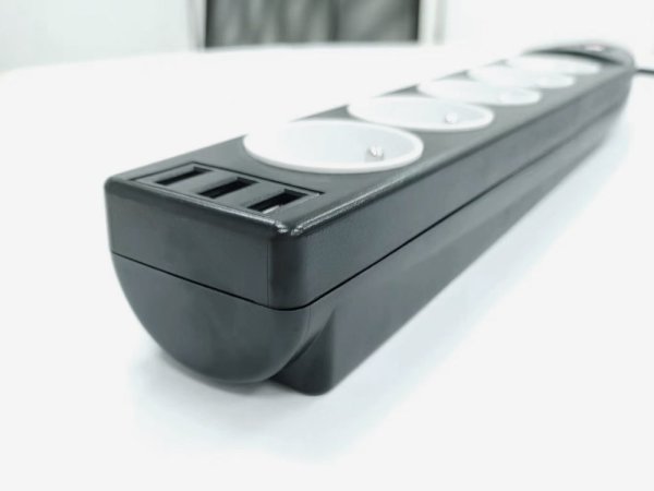 Prepätová ochrana IN 553051 s 5 zásuvkami a 3 USB