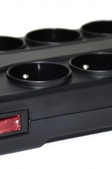 Prepätová ochrana IN 553028 s 8 zásuvkami a 4 USB